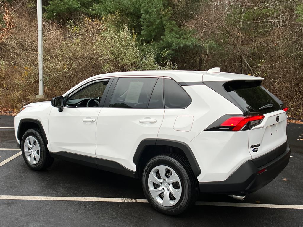 2023 Toyota RAV4 LE photo 3