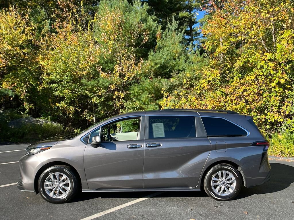 2023 Toyota Sienna XLE photo 2