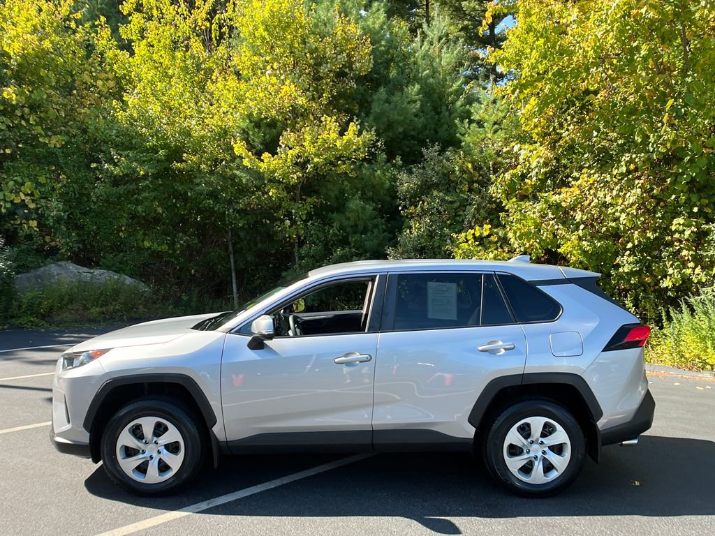 2022 Toyota RAV4 LE photo 2
