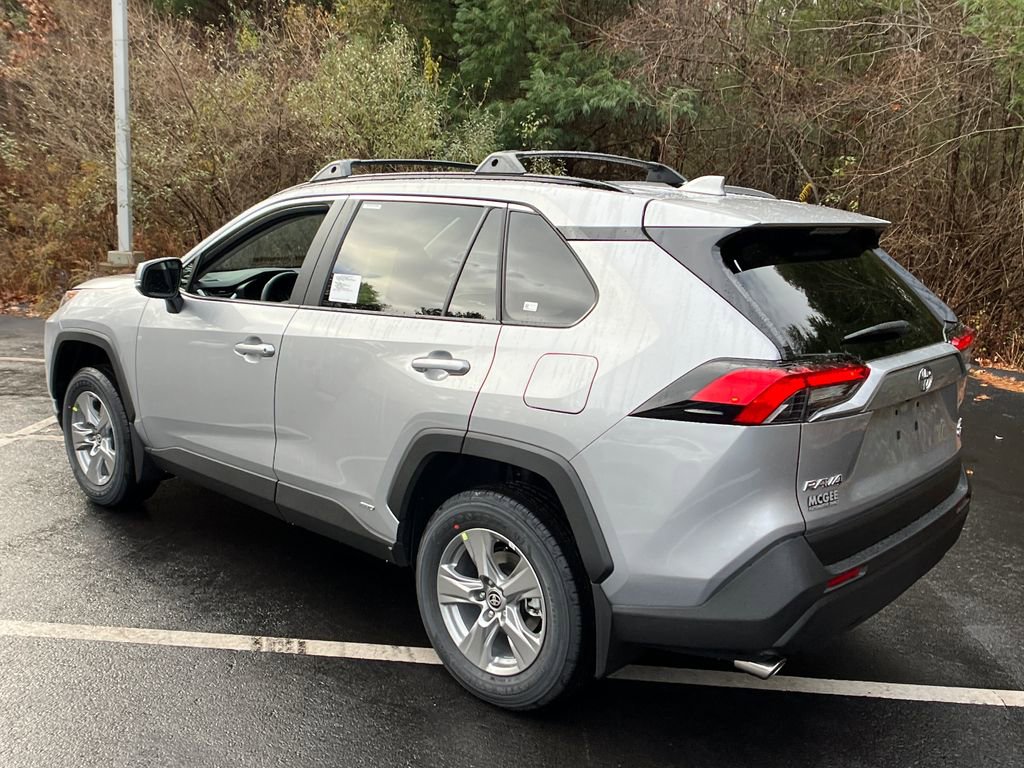 2025 Toyota RAV4 Hybrid XLE photo 2