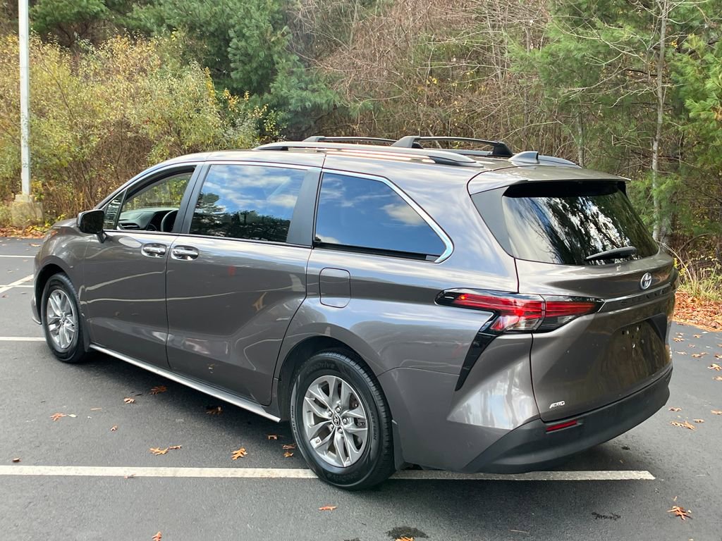 2022 Toyota Sienna XLE photo 3