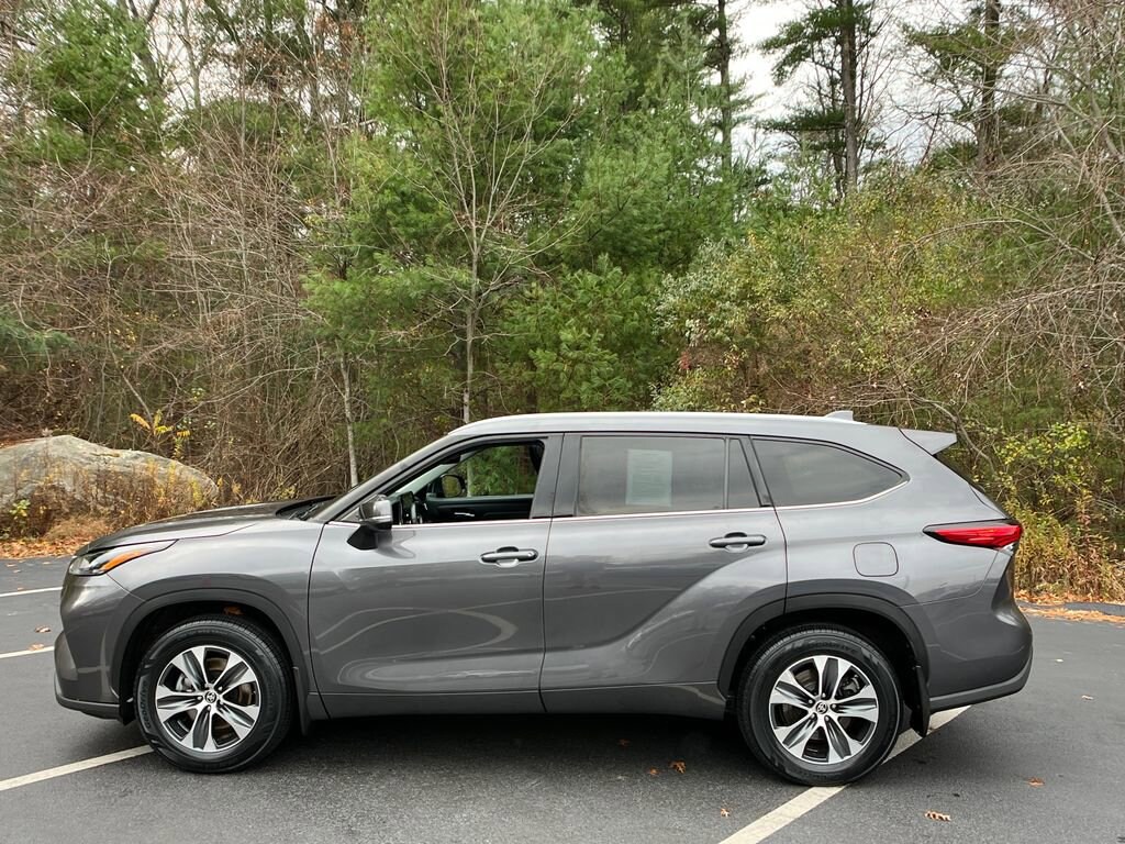2022 Toyota Highlander XLE photo 2