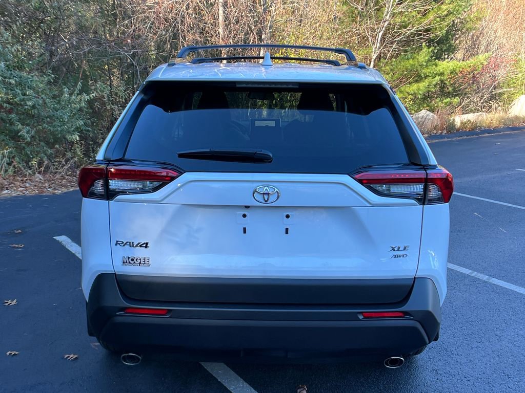 2025 Toyota RAV4 XLE photo 3