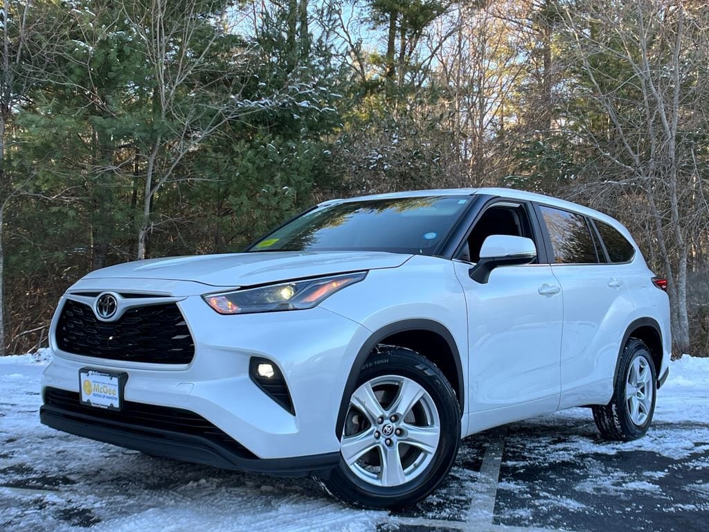 2023 Toyota Highlander LE's photo