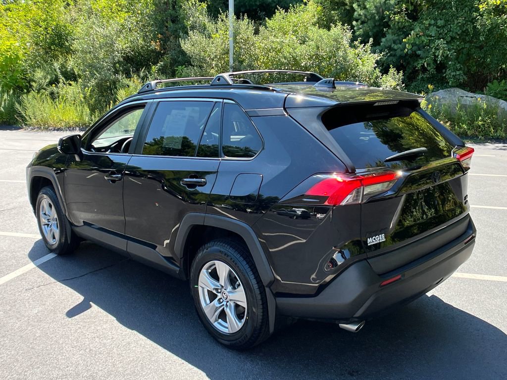 2022 Toyota RAV4 XLE photo 2