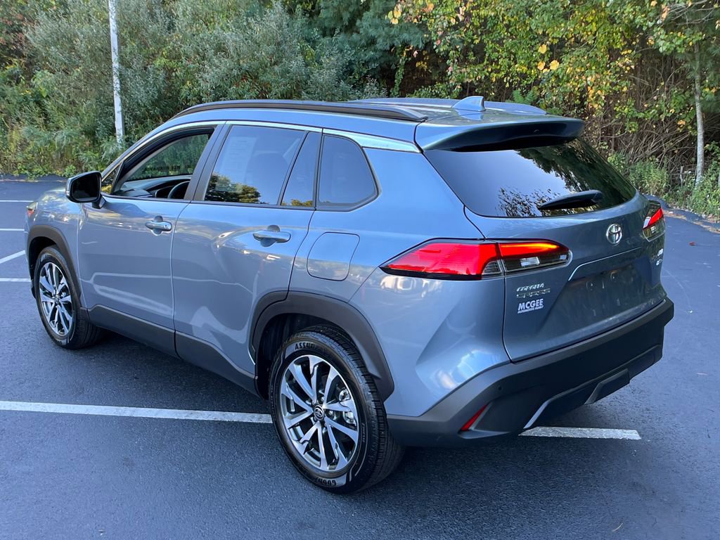 2023 Toyota Corolla Cross XLE photo 3