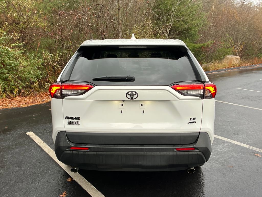 2022 Toyota RAV4 LE photo 4
