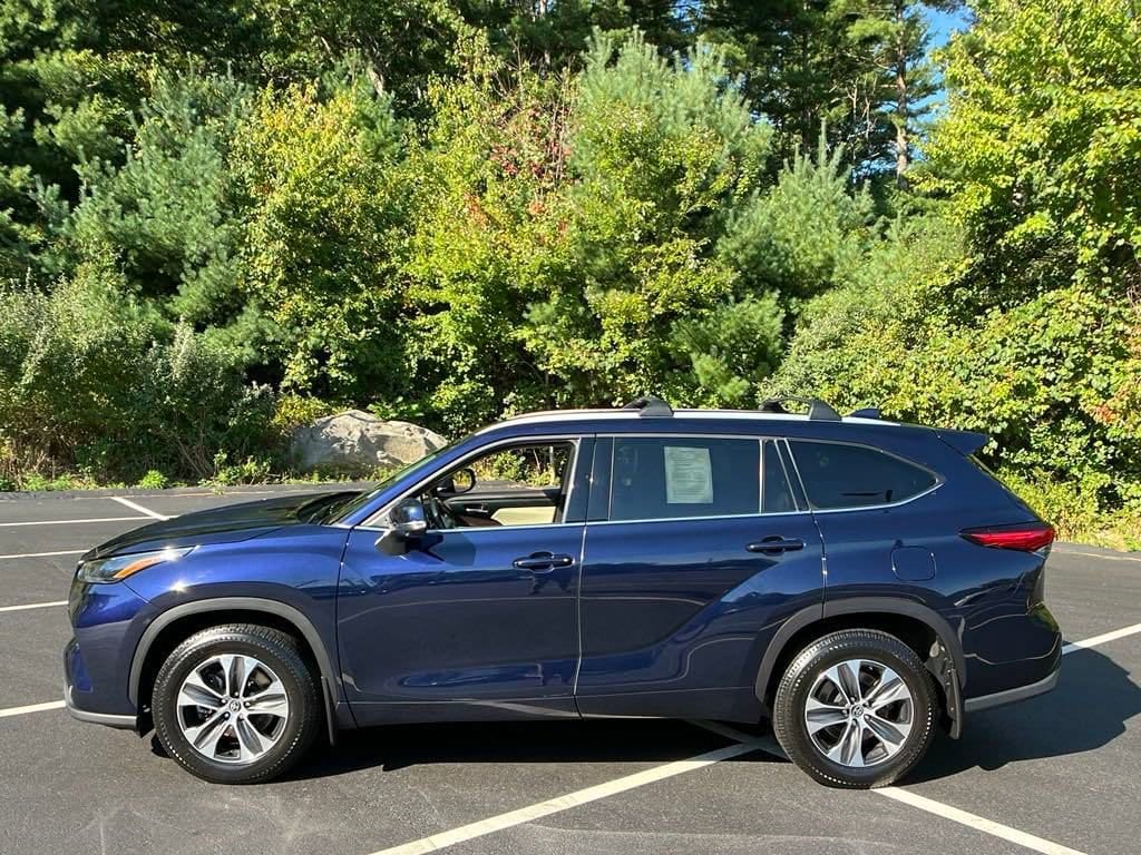 Used 2022 Toyota Highlander XLE with VIN 5TDGZRBH6NS180164 for sale in Hanover, MA