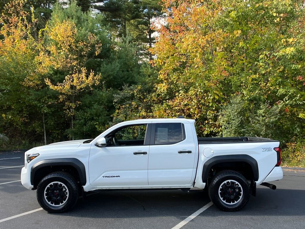 2024 Toyota Tacoma photo 2