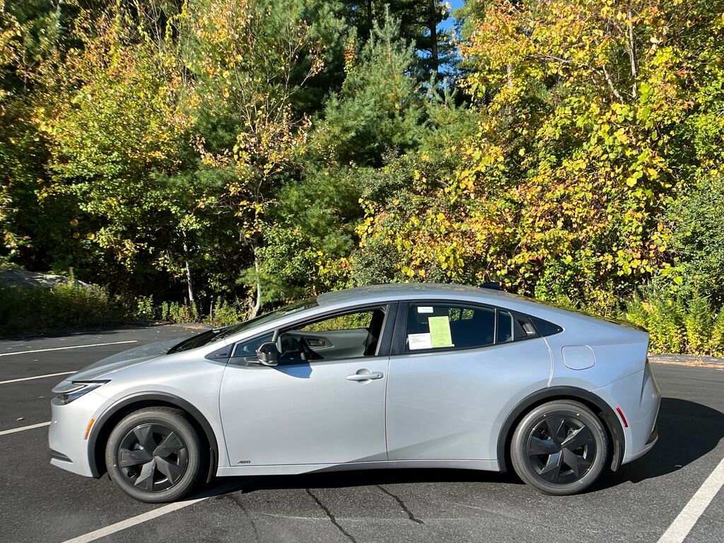 2026 Toyota Prius LE photo 2