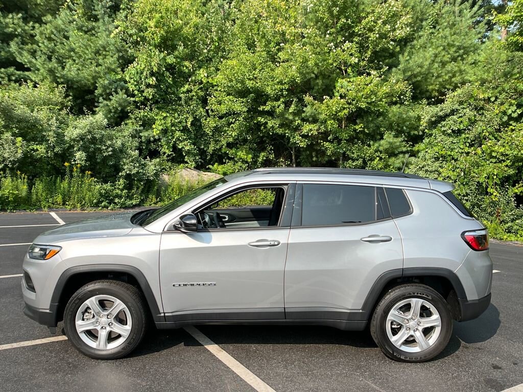 2023 Jeep Compass Latitude photo 2