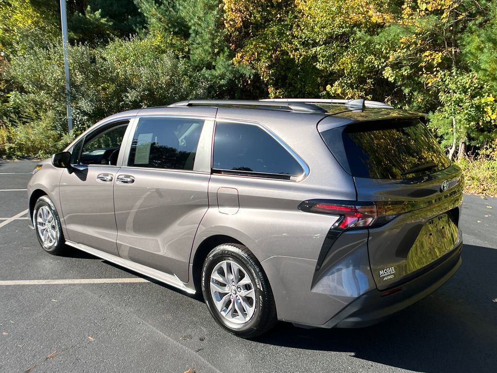 2023 Toyota Sienna XLE photo 3