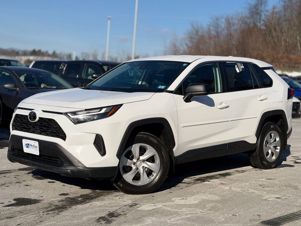 2023 Toyota RAV4 LE's photo