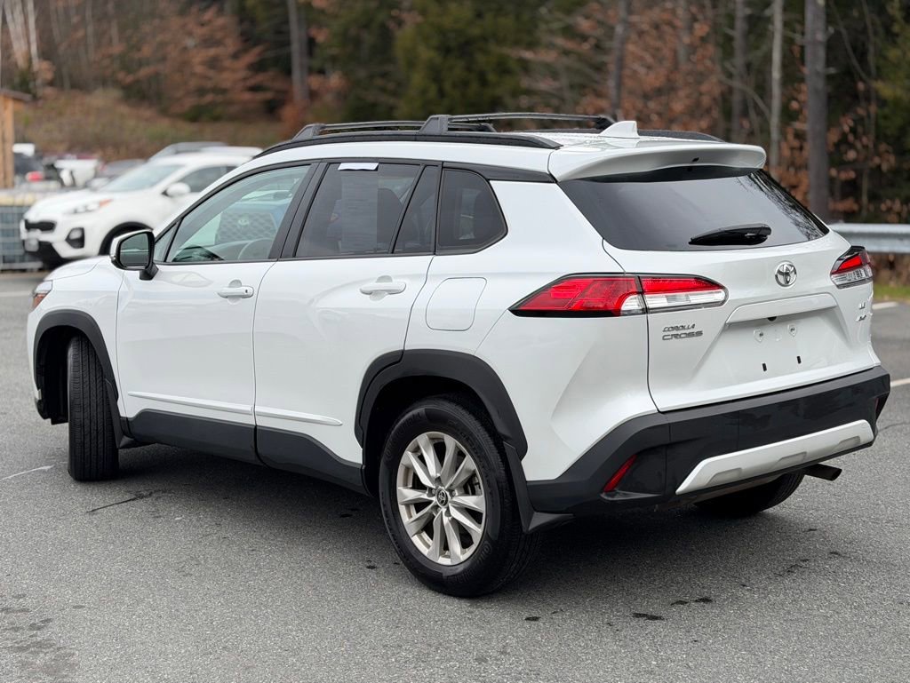 2022 Toyota Corolla Cross LE photo 3