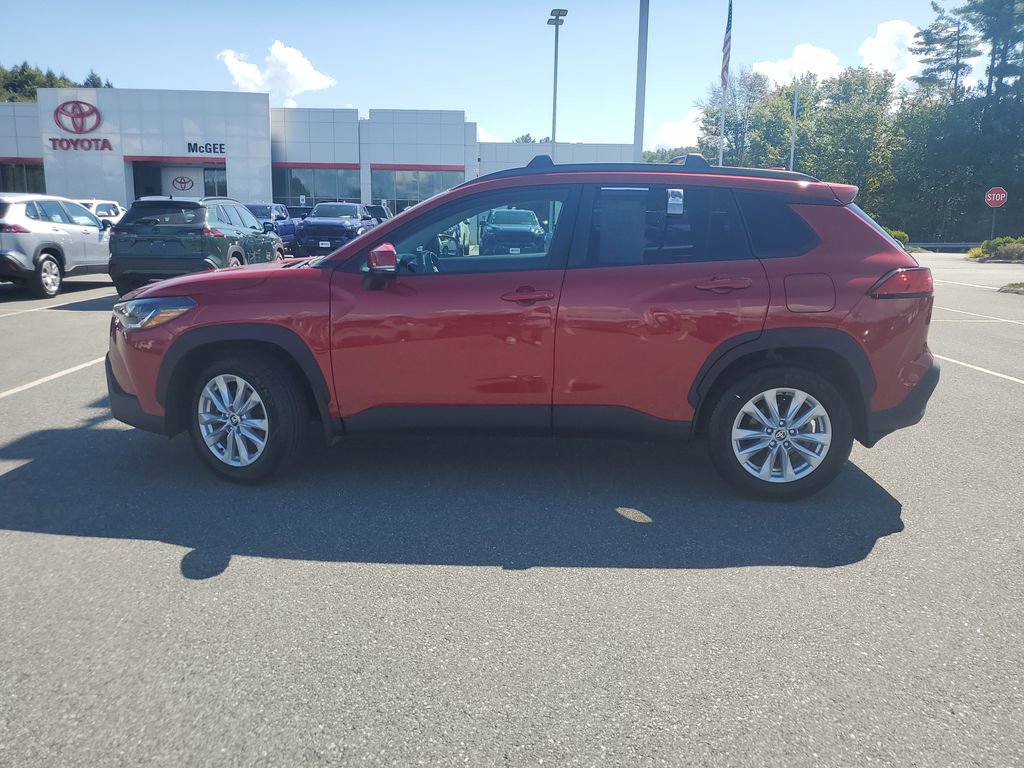 2022 Toyota Corolla Cross LE photo 2