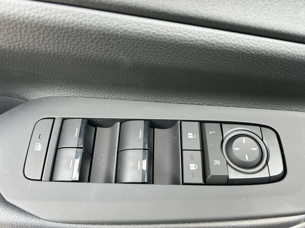 2026 Toyota Prius Plug-in Hybrid SE - Photo 12