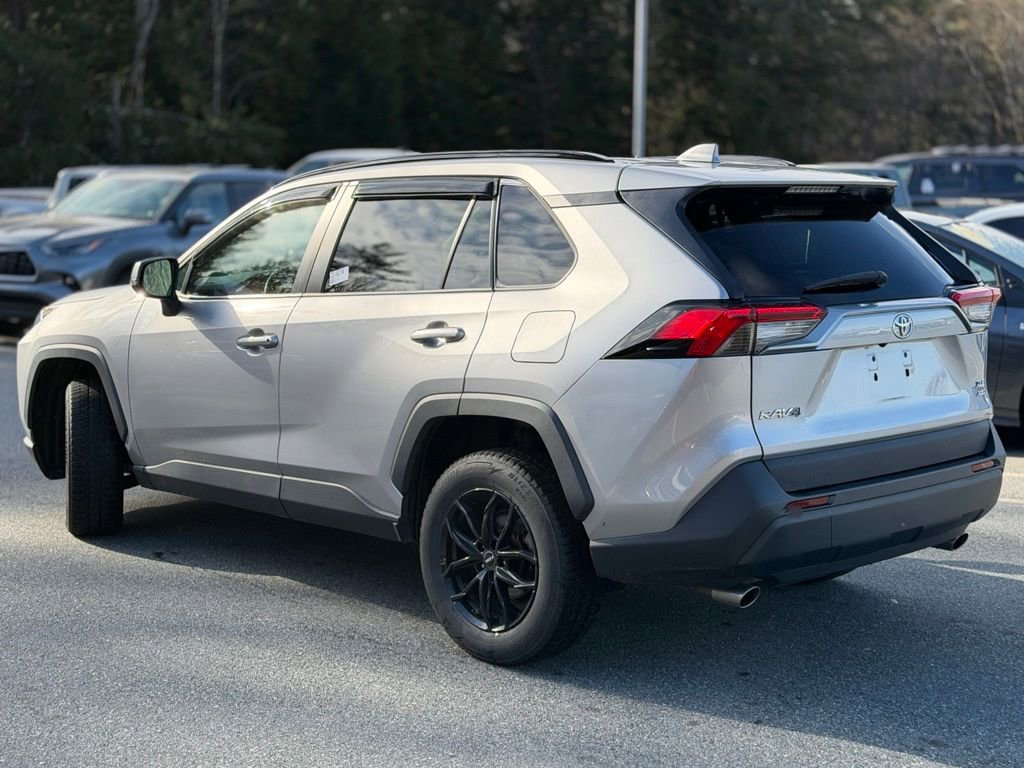 2020 Toyota RAV4 XLE photo 3