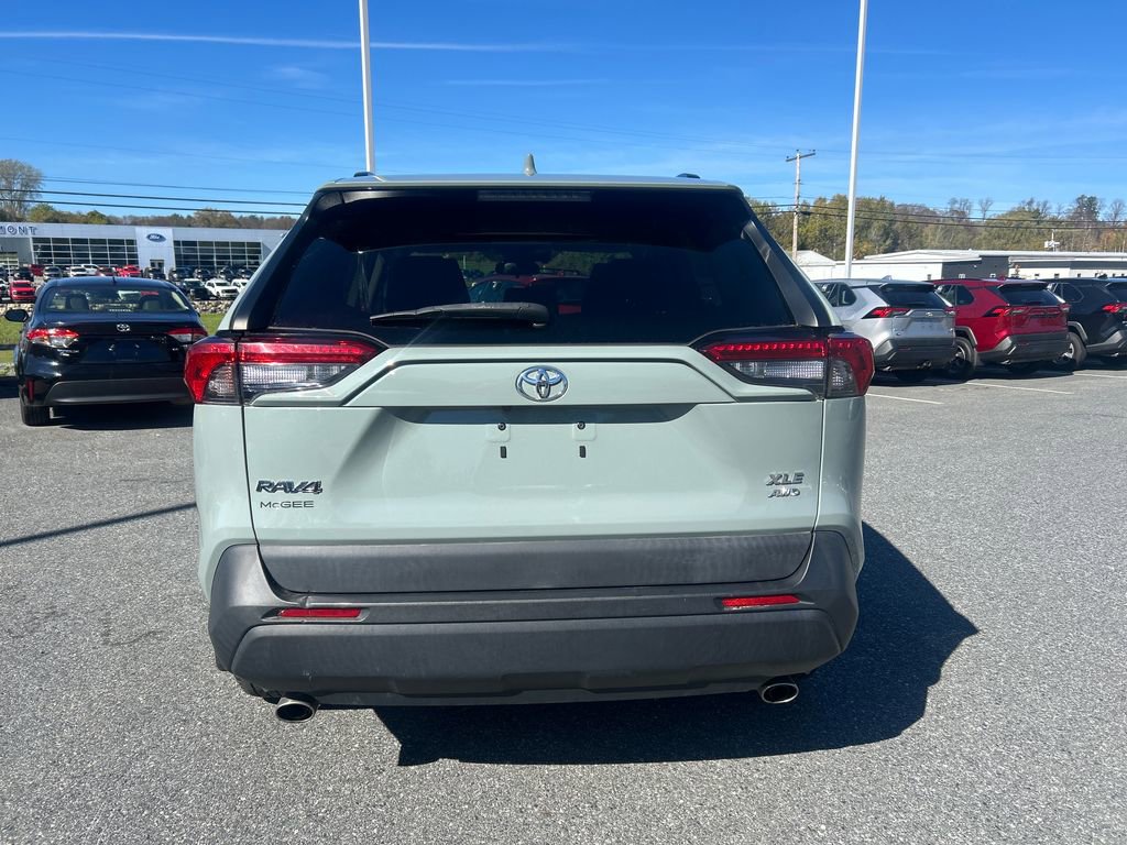 2020 Toyota RAV4 XLE photo 3