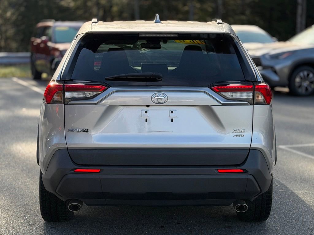 2020 Toyota RAV4 XLE photo 4