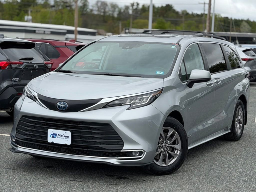 2021 Toyota Sienna XLE 7-Passenger Hybrid AWD's photo