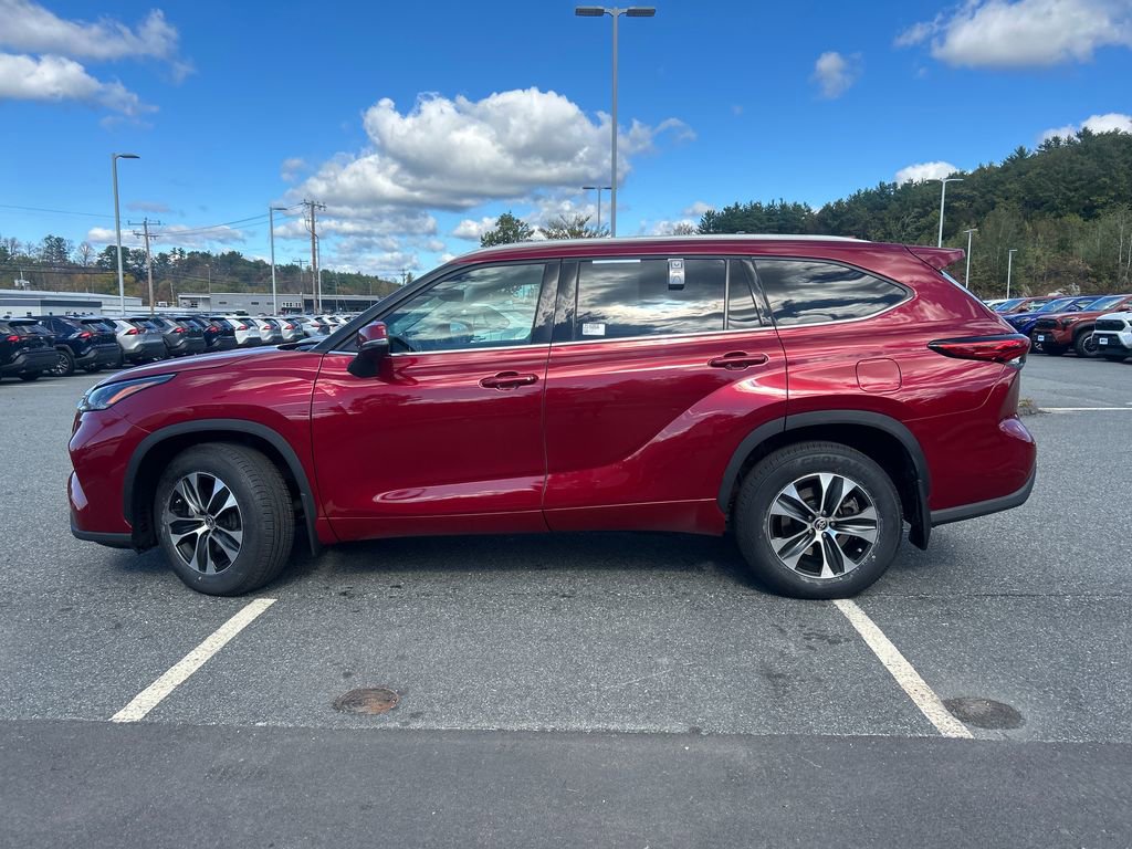 2022 Toyota Highlander XLE photo 2