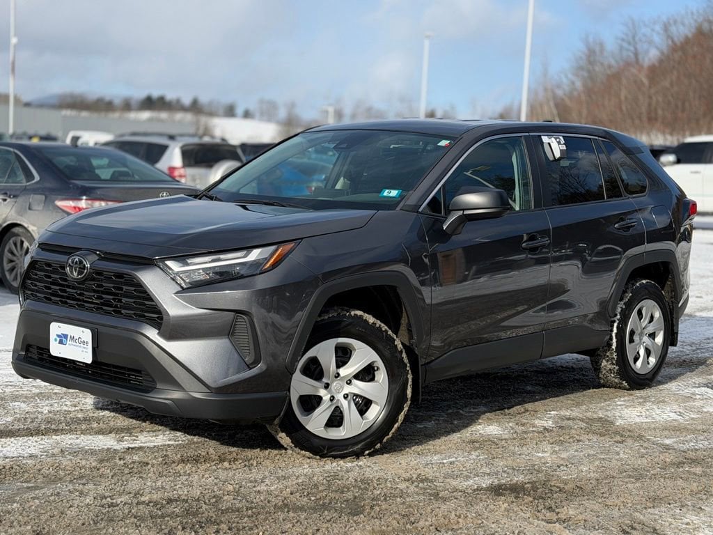 2023 Toyota RAV4 LE's photo