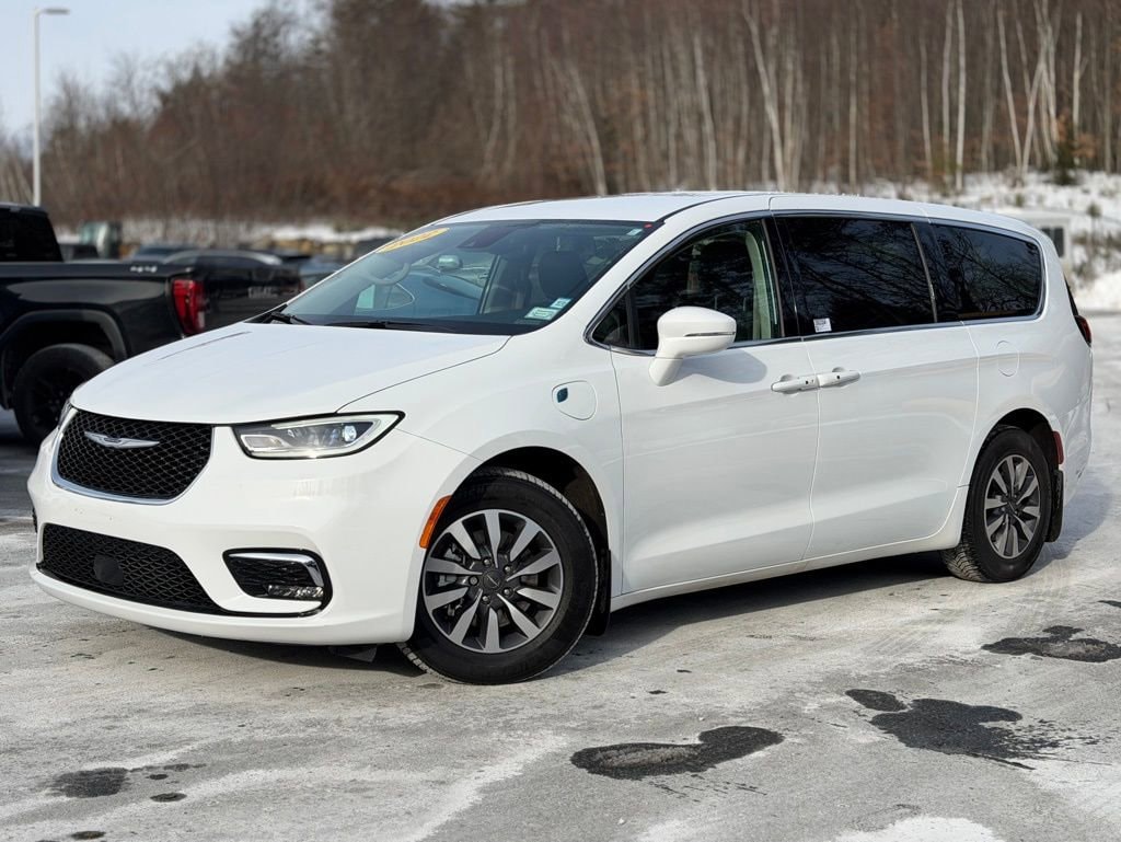 2022 Chrysler Pacifica Hybrid Touring L's photo