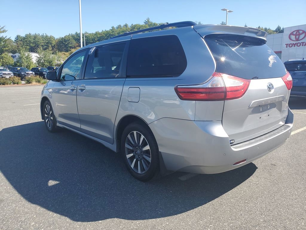 2018 Toyota Sienna XLE photo 3