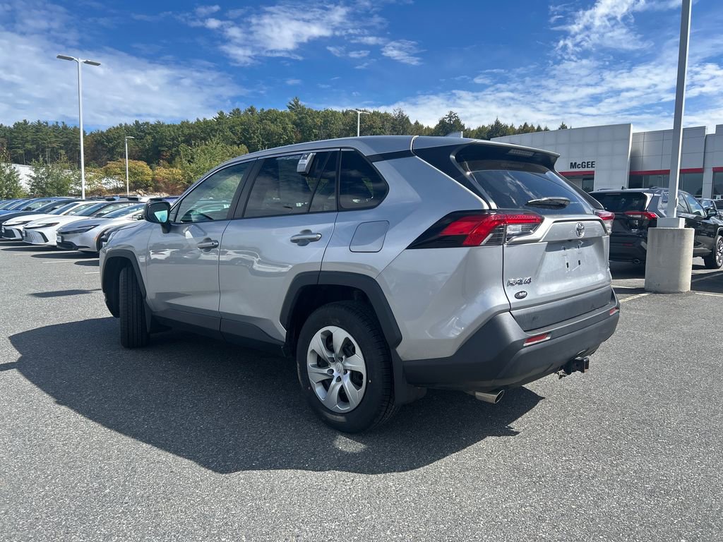 2022 Toyota RAV4 LE photo 2
