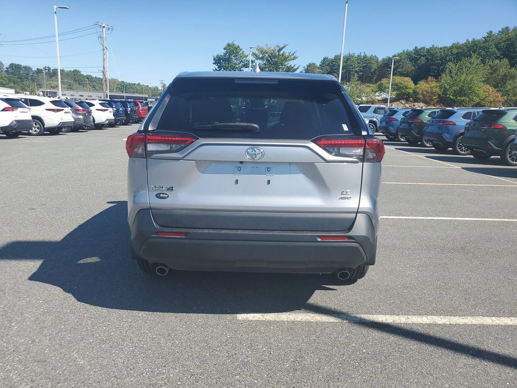 2022 Toyota RAV4 LE photo 3