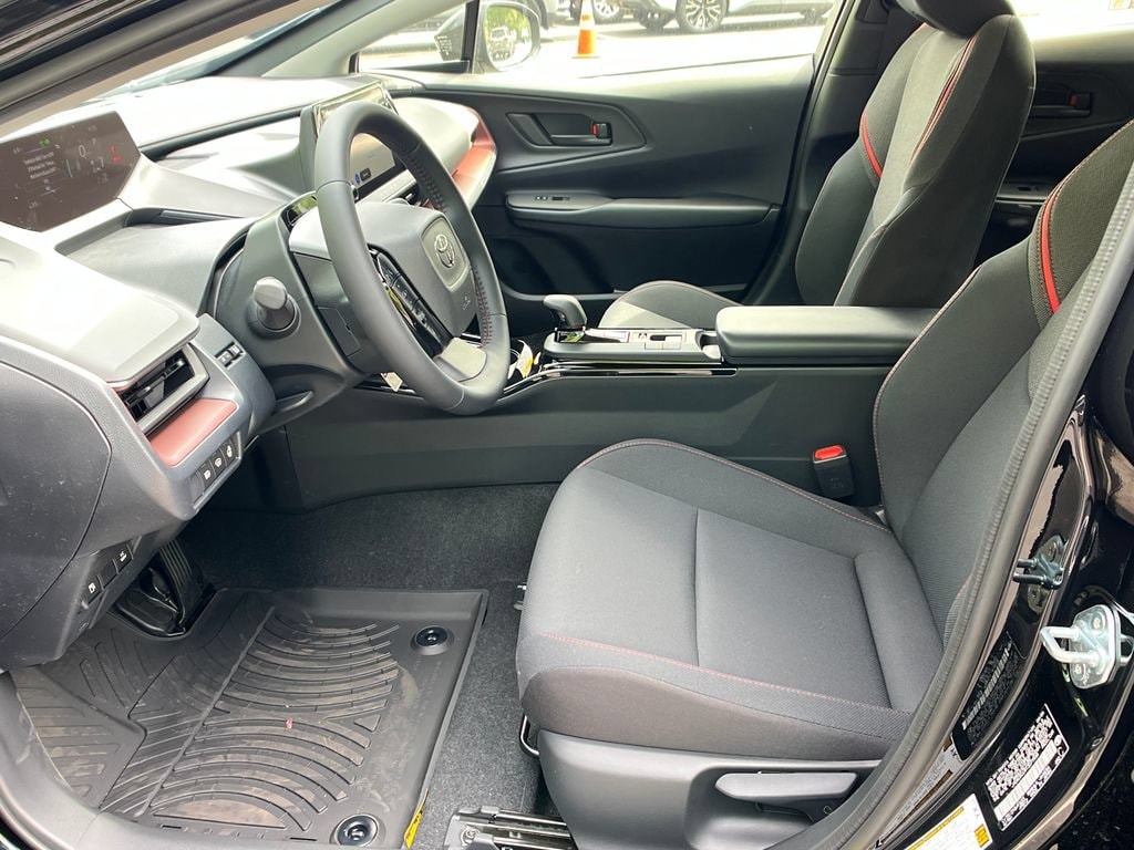 2026 Toyota Prius Plug-in Hybrid SE - Photo 9