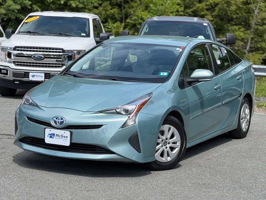 2016 Toyota Prius Two's photo