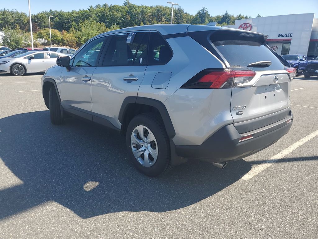 2022 Toyota RAV4 LE photo 2