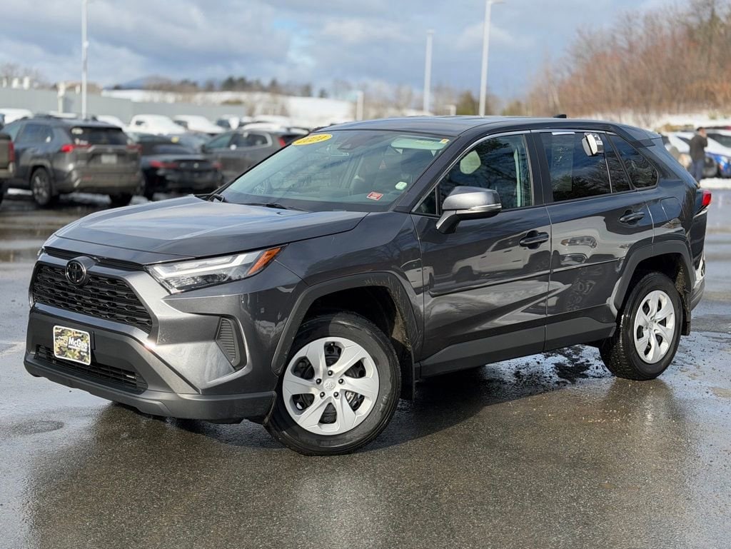 2024 Toyota RAV4 LE's photo