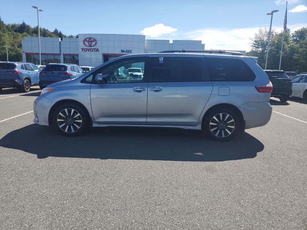 2018 Toyota Sienna XLE photo 2