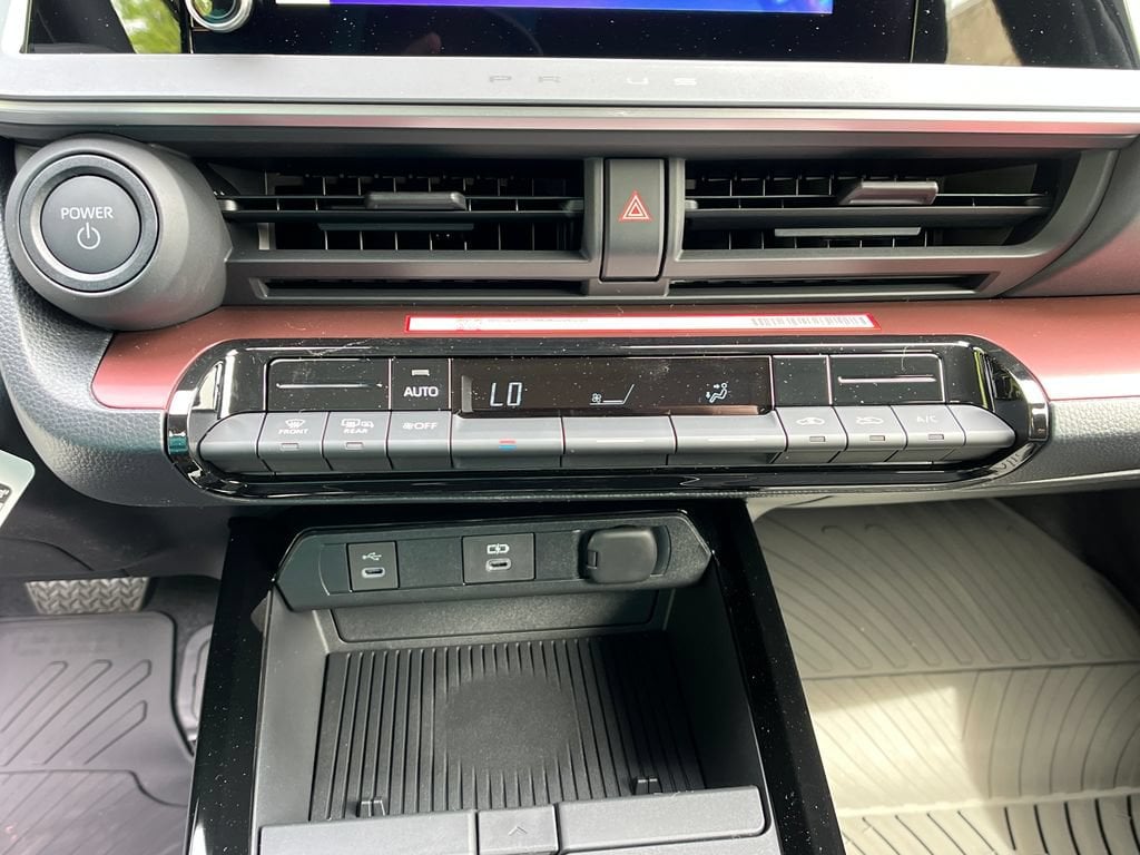 2026 Toyota Prius Plug-in Hybrid SE - Photo 17