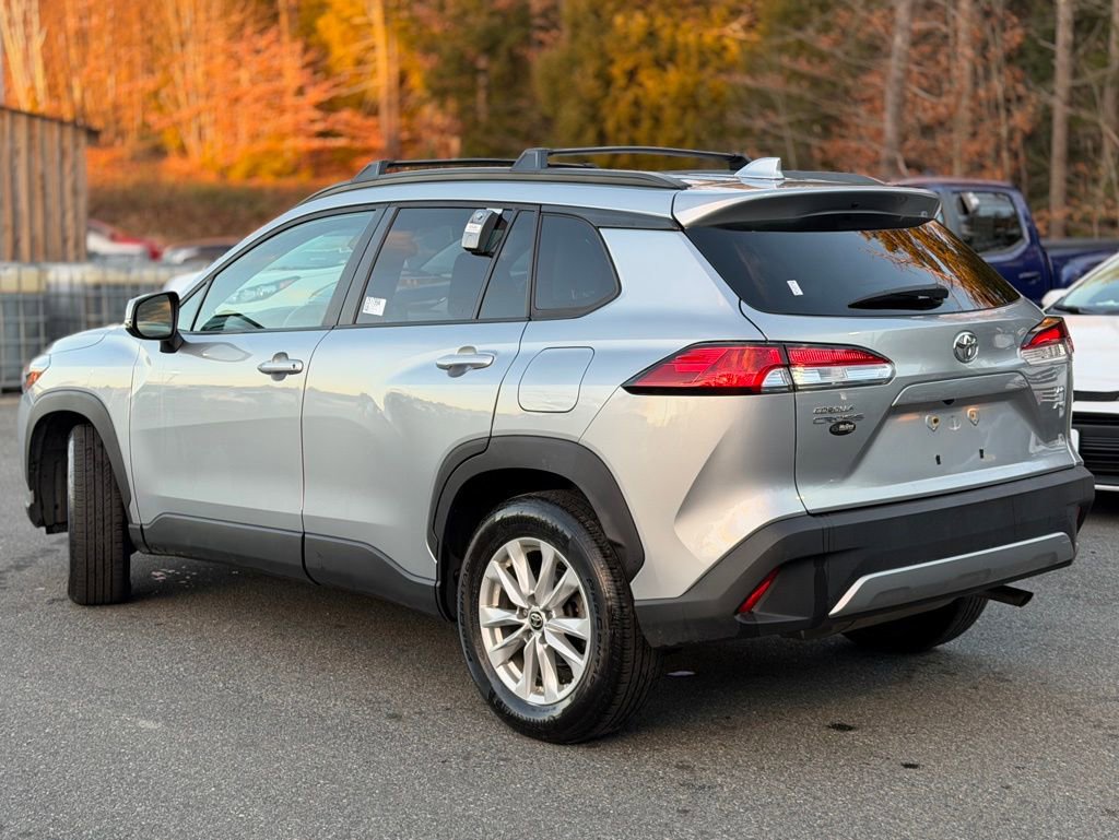 2022 Toyota Corolla Cross LE photo 3