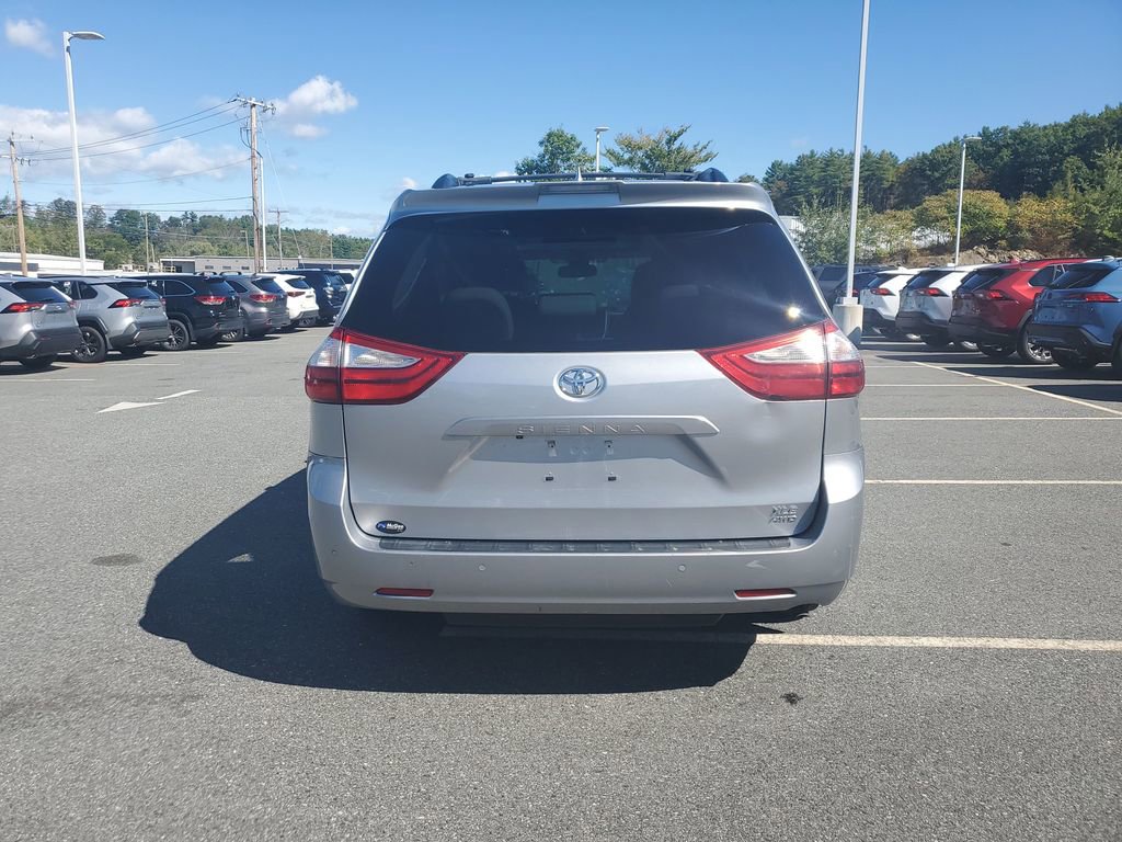 2018 Toyota Sienna XLE photo 4