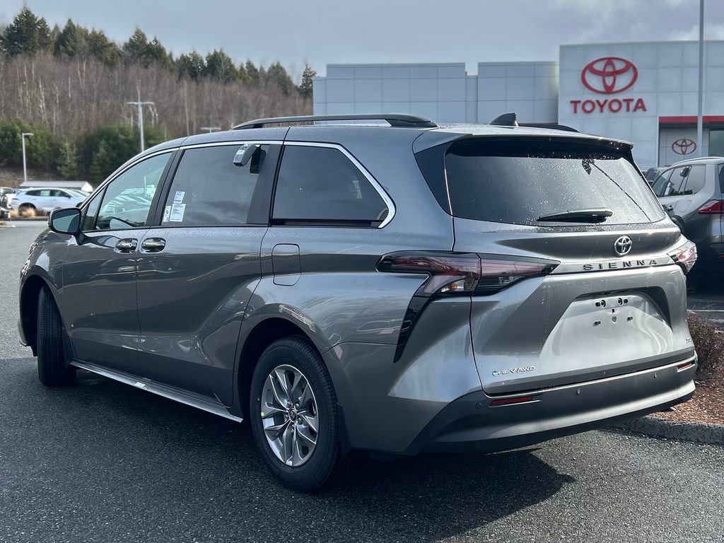 2026 Toyota Sienna XLE photo 3