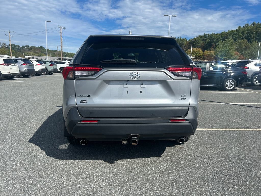 2022 Toyota RAV4 LE photo 3