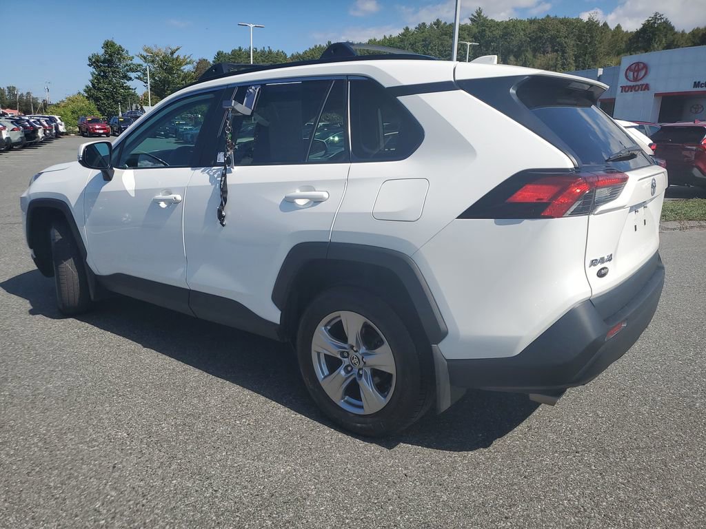 2022 Toyota RAV4 XLE photo 2