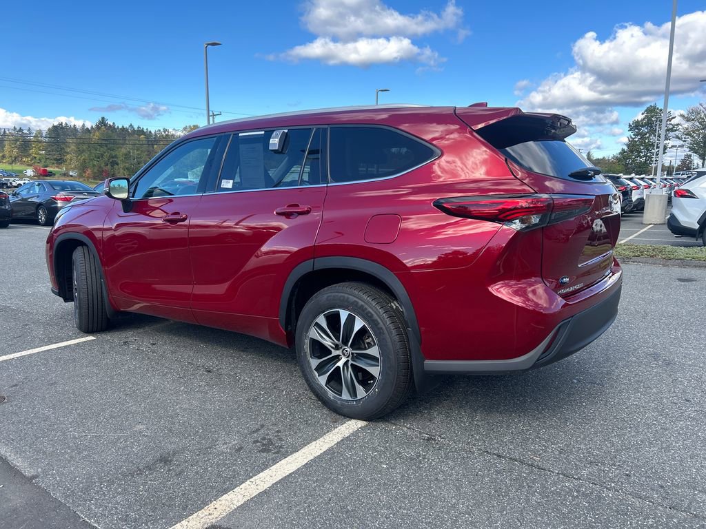 2022 Toyota Highlander XLE photo 3
