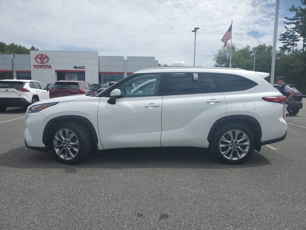 2023 Toyota Highlander Limited photo 2