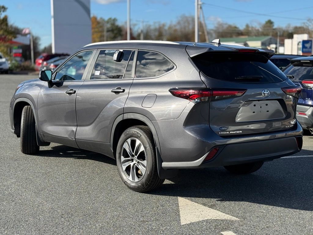2024 Toyota Highlander LE photo 3