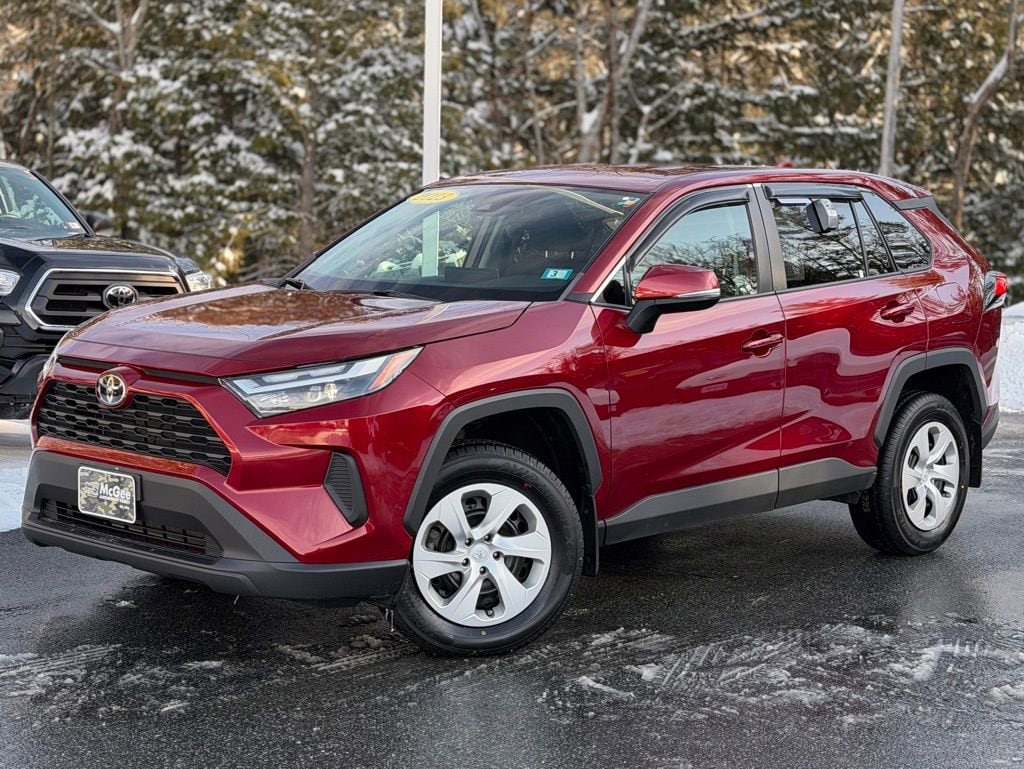 2023 Toyota RAV4 LE's photo