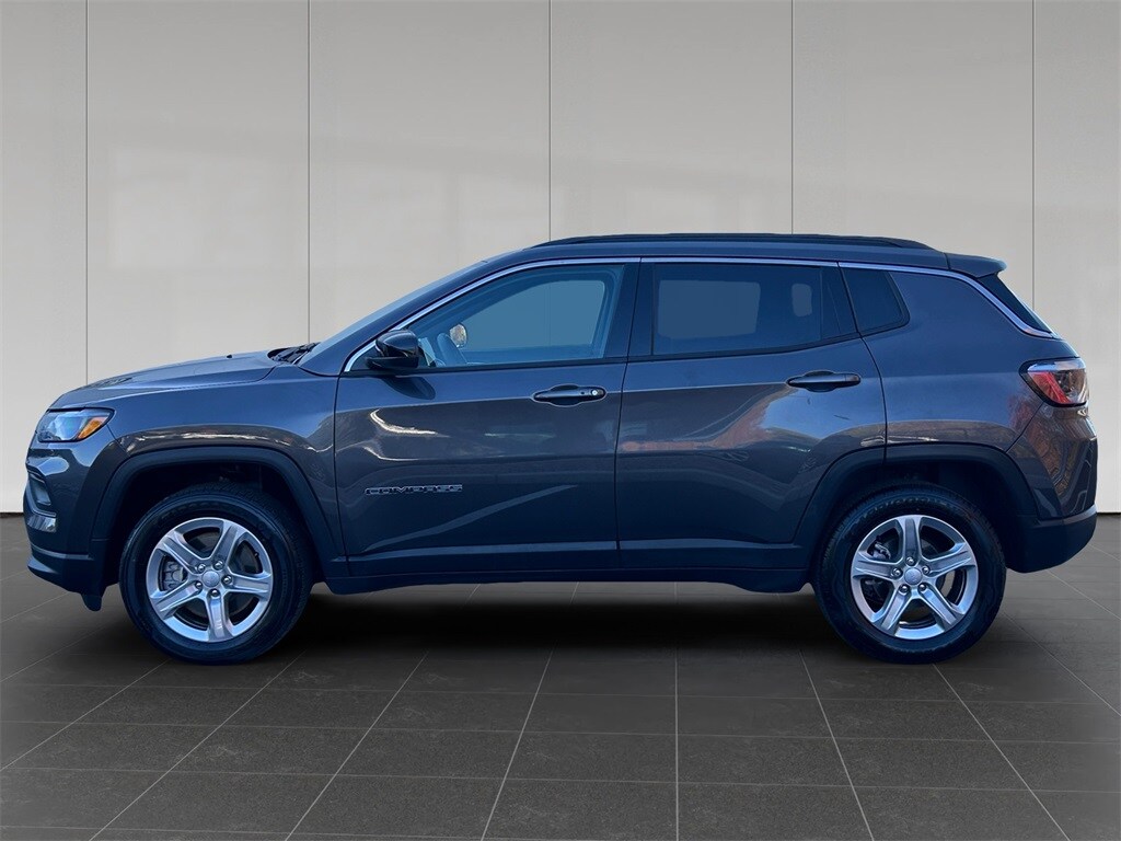 2024 Jeep Compass Latitude photo 2