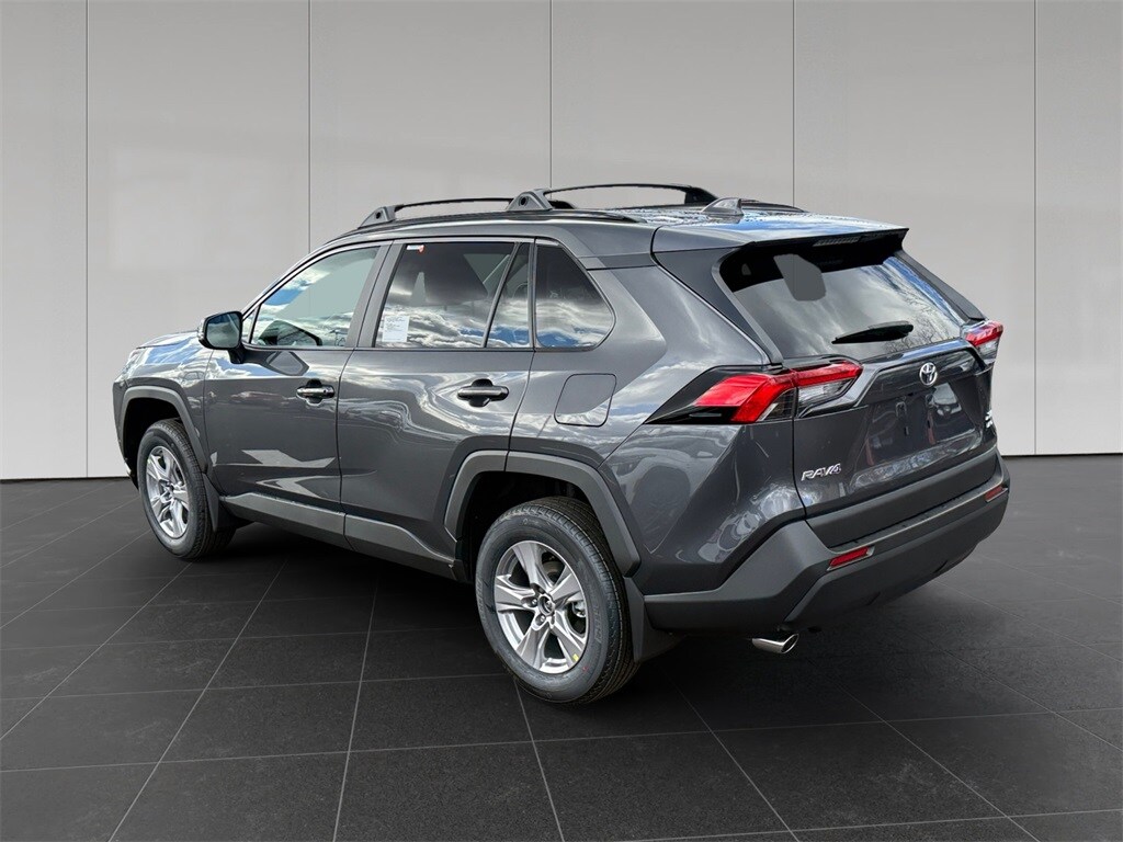 2025 Toyota RAV4 XLE photo 3