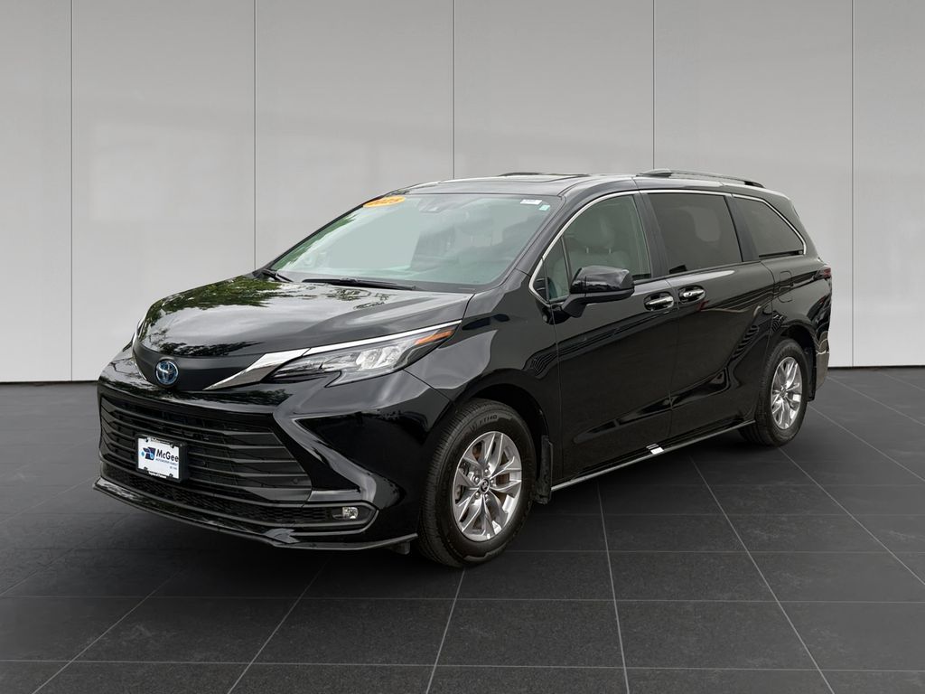 2025 Toyota Sienna XLE 7-Passenger Hybrid AWD's photo