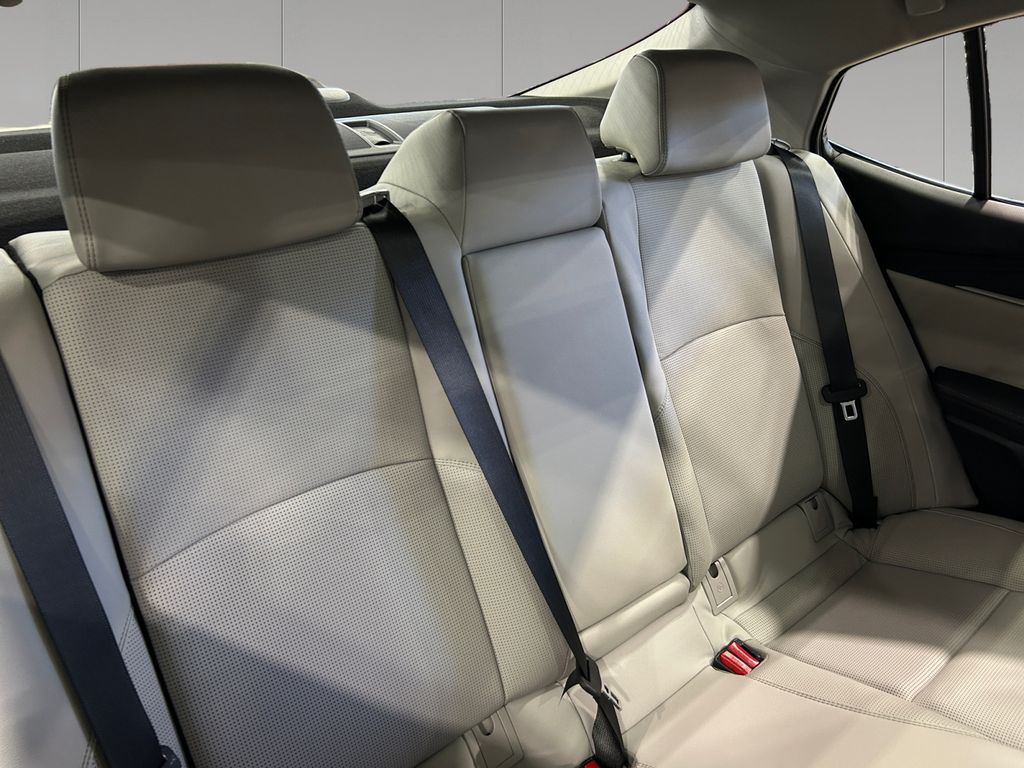 2026 Toyota Camry XLE - Photo 18