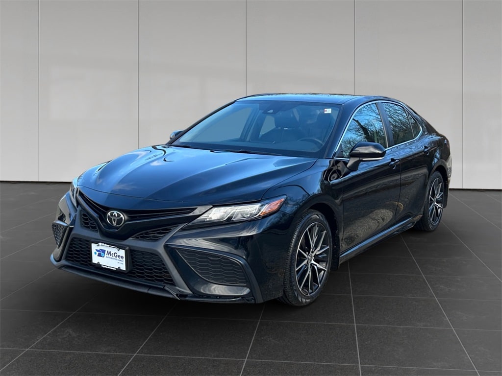 2022 Toyota Camry SE's photo